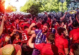 La afición de Osasuna se ha dejado ver en Vitoria desde primera hora.
