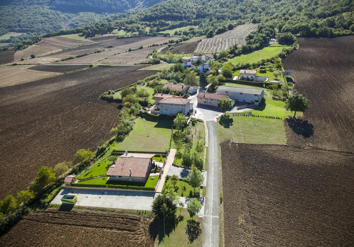 Vista aérea del pueblo de Ibarguren, en Asparrena.
