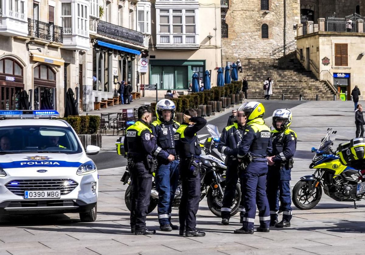 Agentes locales aguardan al inicio de una manifestación en la Virgen Blanca.