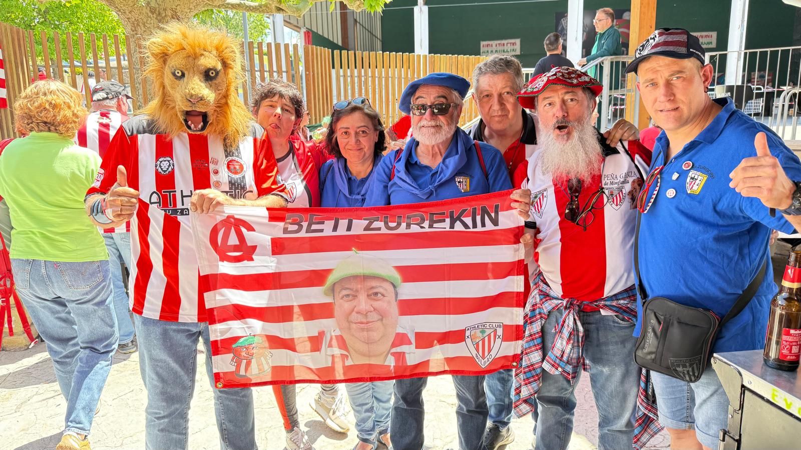 Gamiz-Fika se viste de rojiblanco en el hermanamiento de peñas del Athletic