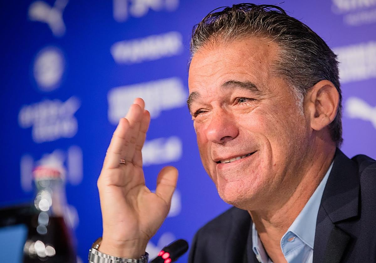 Luis García, emocionado durante su despedida como entrenador del Alavés.