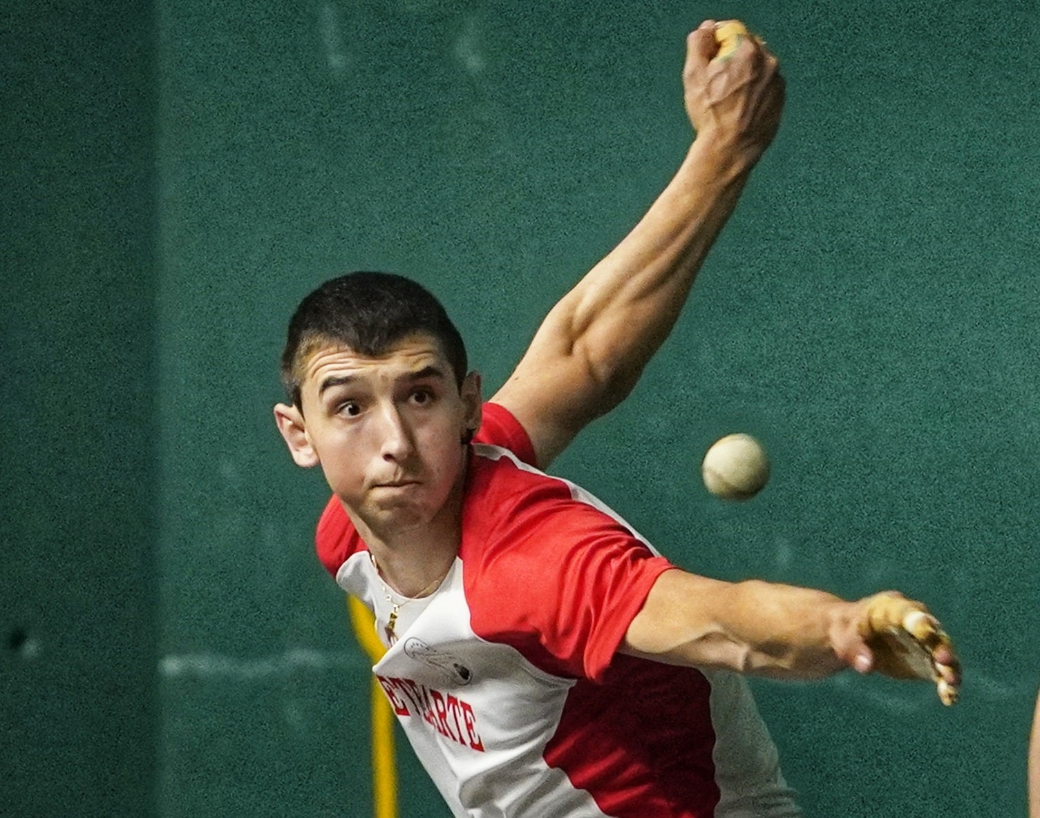 Azpiroz secoloca para golpear una pelota con la derecha.