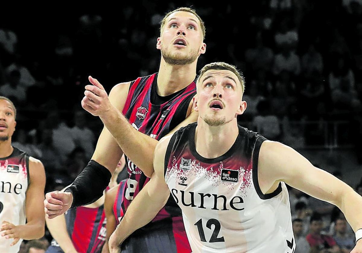 Cazalon sigue una jugada cerca de la canasta en el Buesa Arena.
