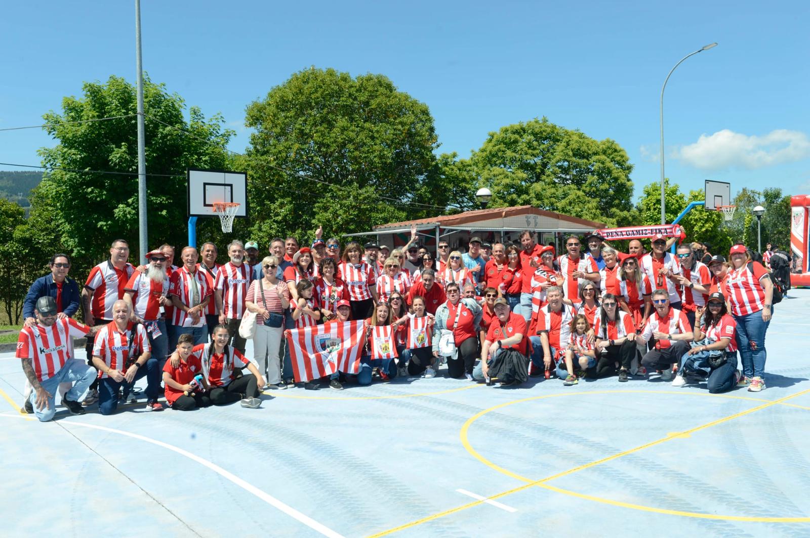 Gamiz-Fika se viste de rojiblanco en el hermanamiento de peñas del Athletic
