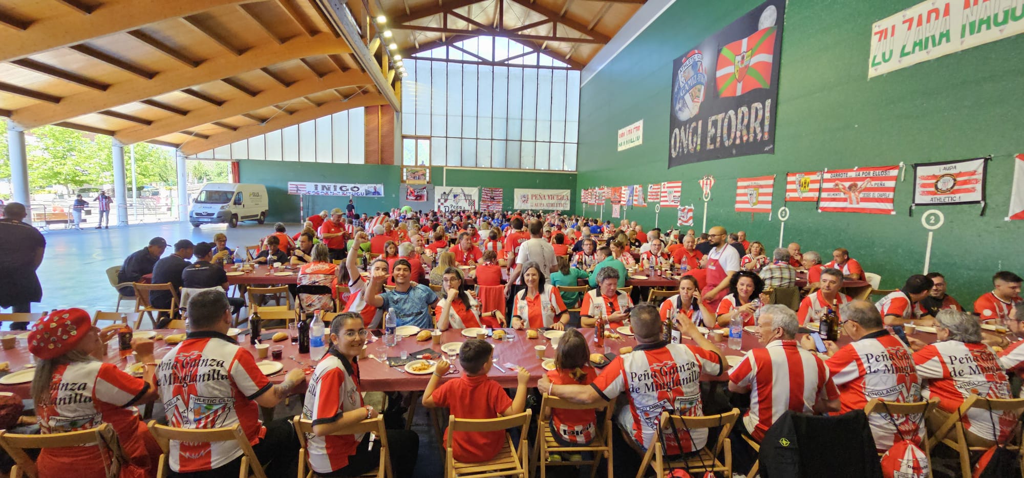 Gamiz-Fika se viste de rojiblanco en el hermanamiento de peñas del Athletic