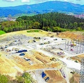Las obras de la conversora están bastante avanzadas como se puede ver en esta imagen sacada por un dron. La hoja de ruta pasa ahora por iniciar los 13 kilómetros de línea soterrada hasta el mar.
