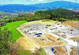 Las obras de la conversora están bastante avanzadas como se puede ver en esta imagen sacada por un dron. La hoja de ruta pasa ahora por iniciar los 13 kilómetros de línea soterrada hasta el mar.