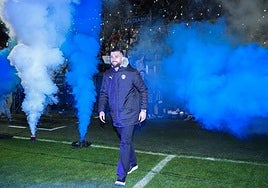 Sivera sale al césped en la fiesta de despedida de la temporada pasada.