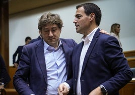 Eneko Andueza e Imanol Pradales, durante un pleno en el Parlamento vasco.