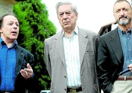 Javier Marías, Mario Vargas Llosa y Arturo Pérez-Reverte en 2008, en un encuentro organizado por la Universidad Internacional Menéndez Pelayo.