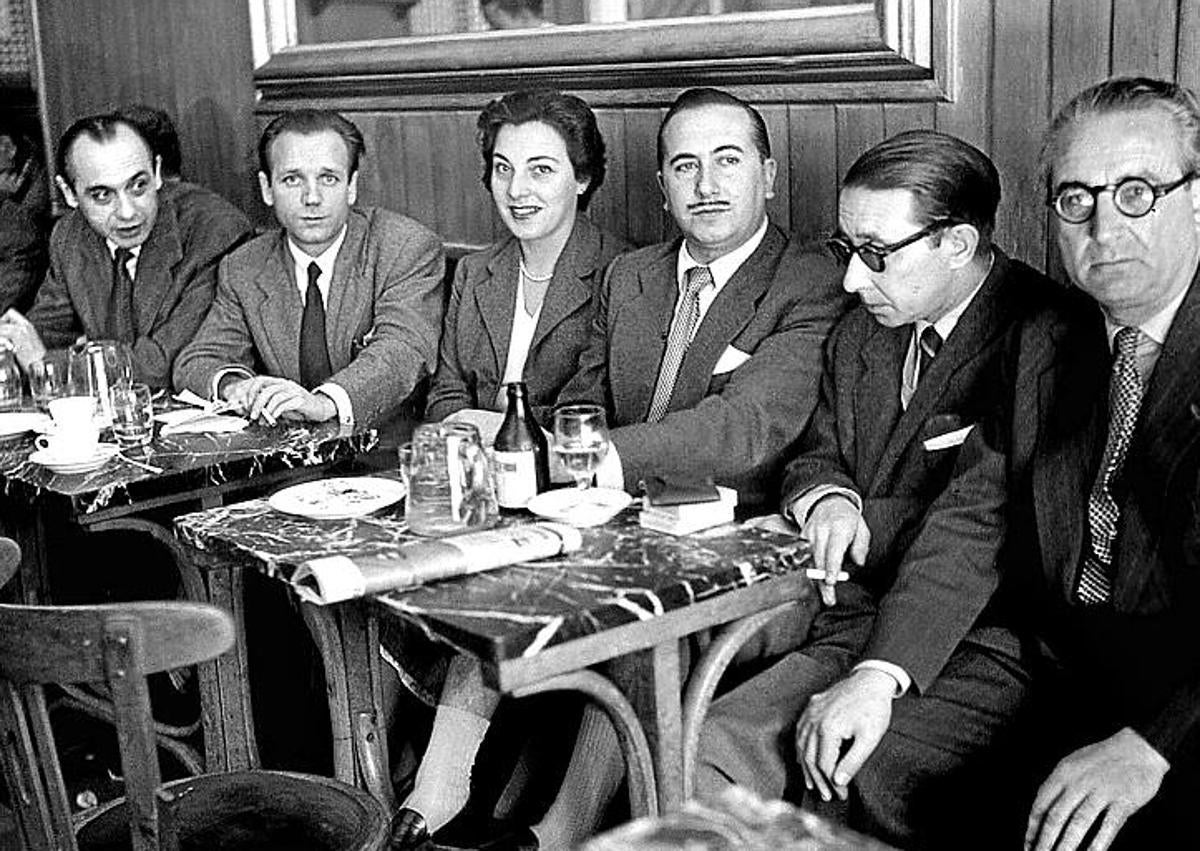 Imagen secundaria 1 - 1. Con Pío Baroja en su casa madrileña en 1954. 2. En el Café Gijón con Zunzunegui y Torrente Ballester, entre otros. 3. Fotograma de 'El otro árbol de Guernica', que se estrenó en 1969 y tuvo gran repercusión. 