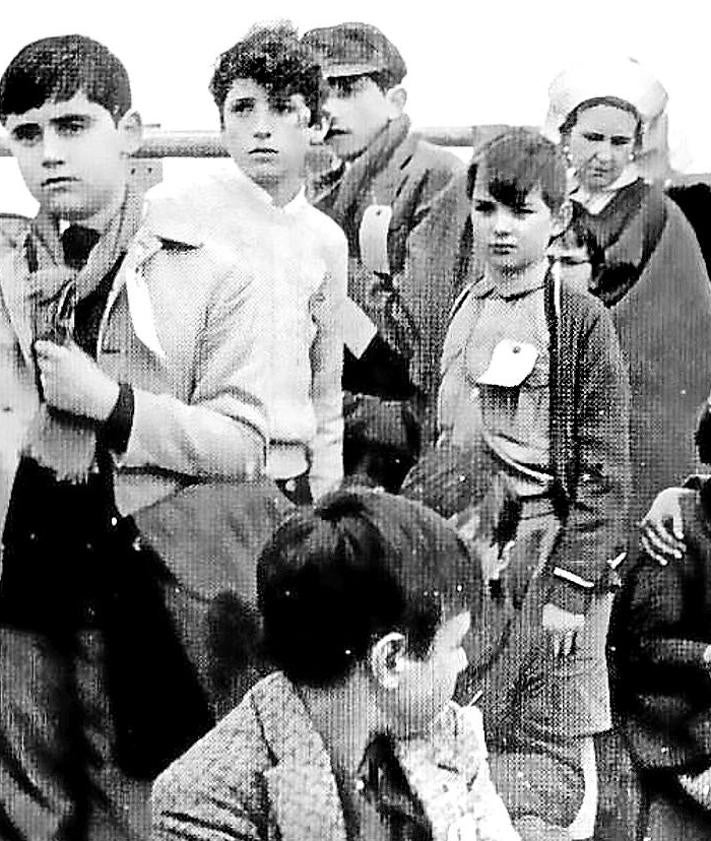 Imagen secundaria 2 - 1. Con Pío Baroja en su casa madrileña en 1954. 2. En el Café Gijón con Zunzunegui y Torrente Ballester, entre otros. 3. Fotograma de 'El otro árbol de Guernica', que se estrenó en 1969 y tuvo gran repercusión. 