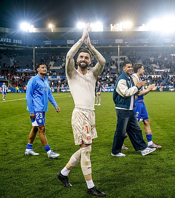 Sivera saluda a la grada después del empate ante Osasuna.