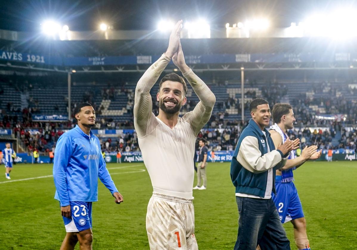 Sivera saluda a la grada después del empate ante Osasuna.