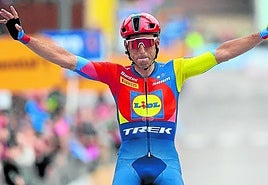 Carlos Verona celebra su victoria en Asiago.