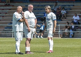 Javi Moreno, Óscar Tellez y Jorge Azkoitia charlan durante uno de los partidos.