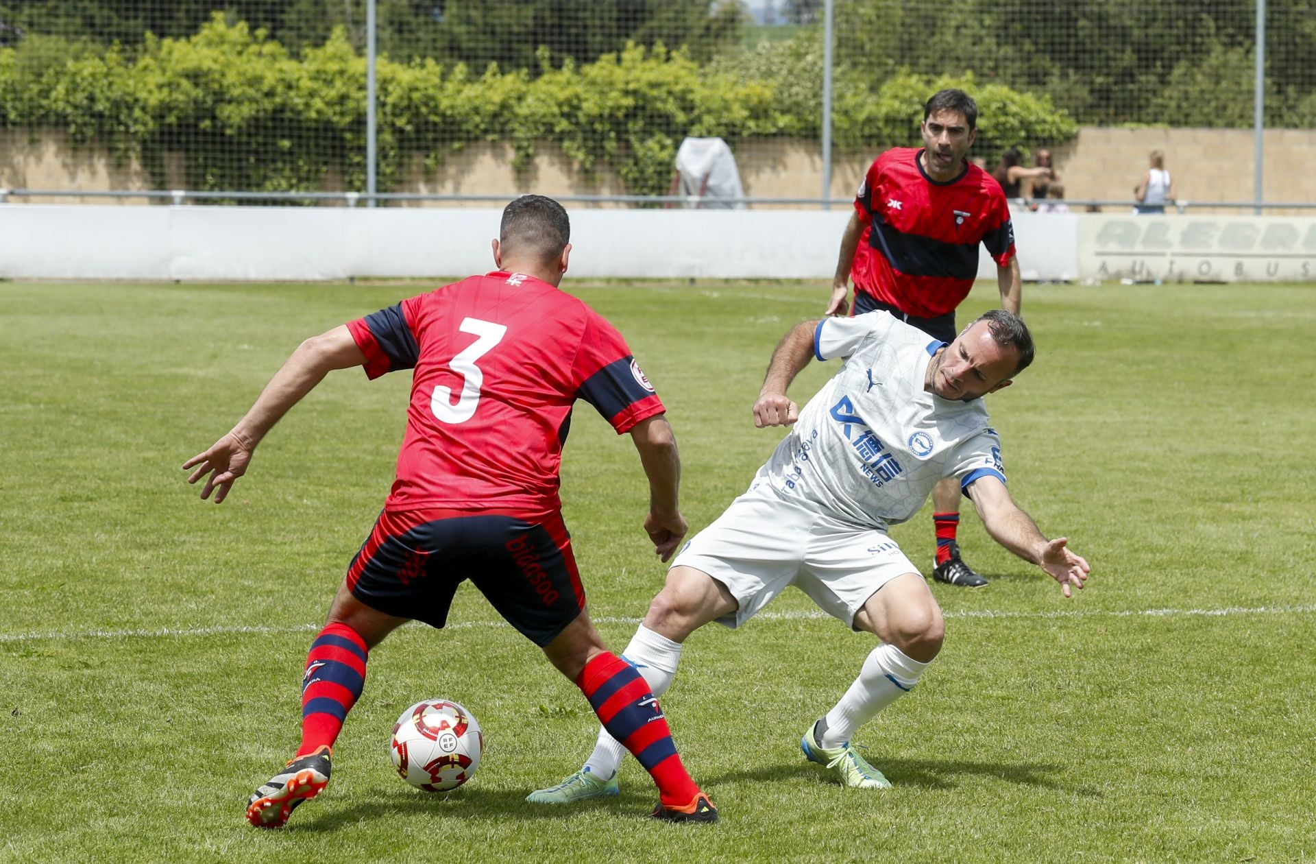 Las imágenes del partido de veteranos del Alavés y el Aurrera