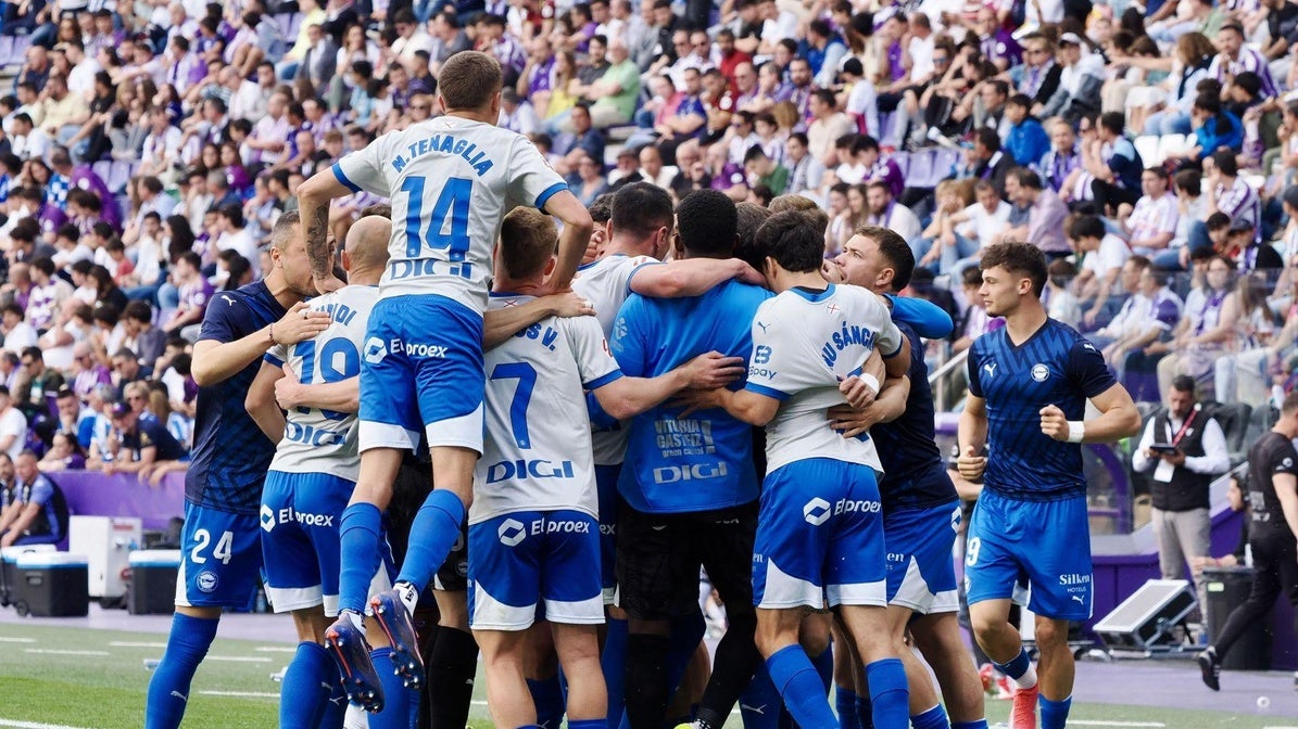 Los jugadores del Alavés celebran la permanencia en Valladolid.