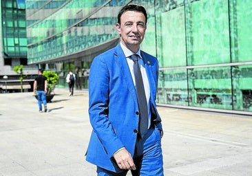 El vicelehendakari Mikel Torres, delante del edificio del Gobierno vasco en la Plaza Bizkaia.