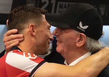 El abrazo de Iribar y De Marcos en el vestuario de San Mamés