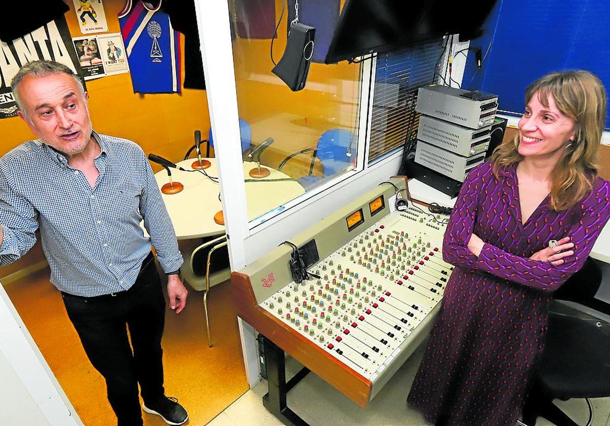 Jesús Asensio, director del instituto, y Mesalina Paniagua, responsable de la radio.