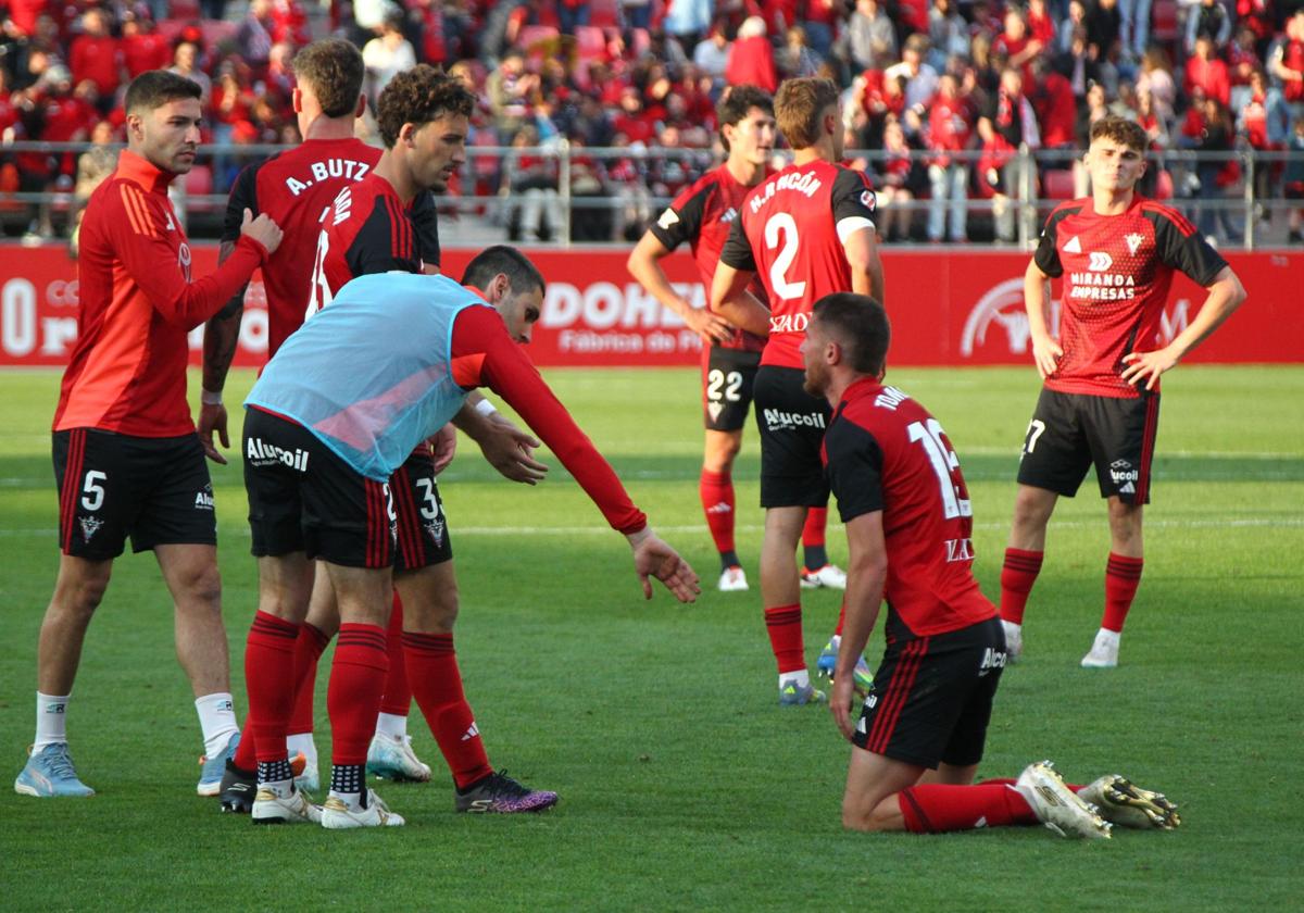 Los jugadores, desanimados al final del encuentro.