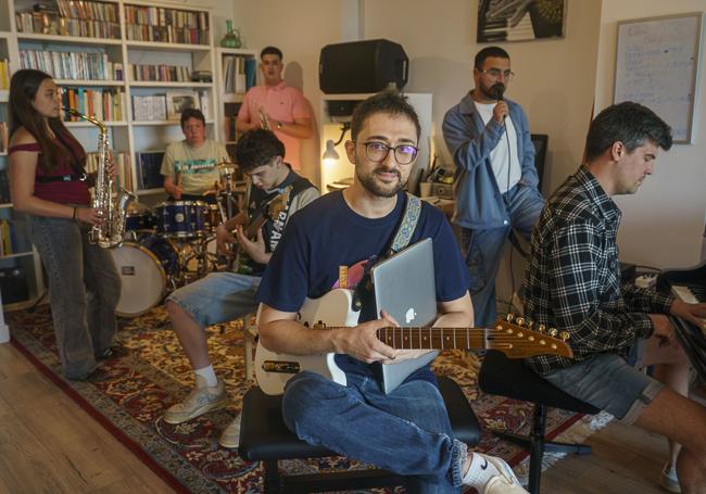 Salvador, en la sala de ensayo junto a su grupo Chico Cassette.
