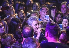 Cantando 'Como un susurro' entre el público.
