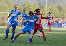 Amelibia y Yuste tratan de frenar al potente Jerry Afriyie.