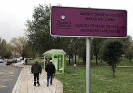 Abanto cuenta con letreros contra la violencia machista en las entradas del municipio.