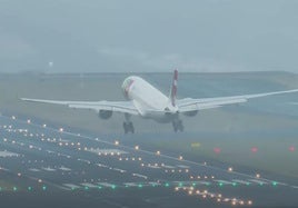 Aterrizaje frustrado de un avión en el aeropuerto más difícil de Europa