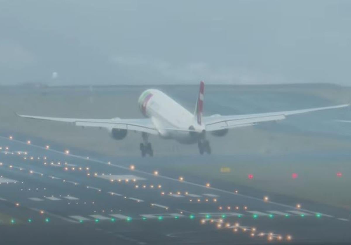 Aterrizaje frustrado de un avión en el aeropuerto más difícil de Europa