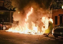 Varios de los contenedores que han ardido esta madrugada de lunes.