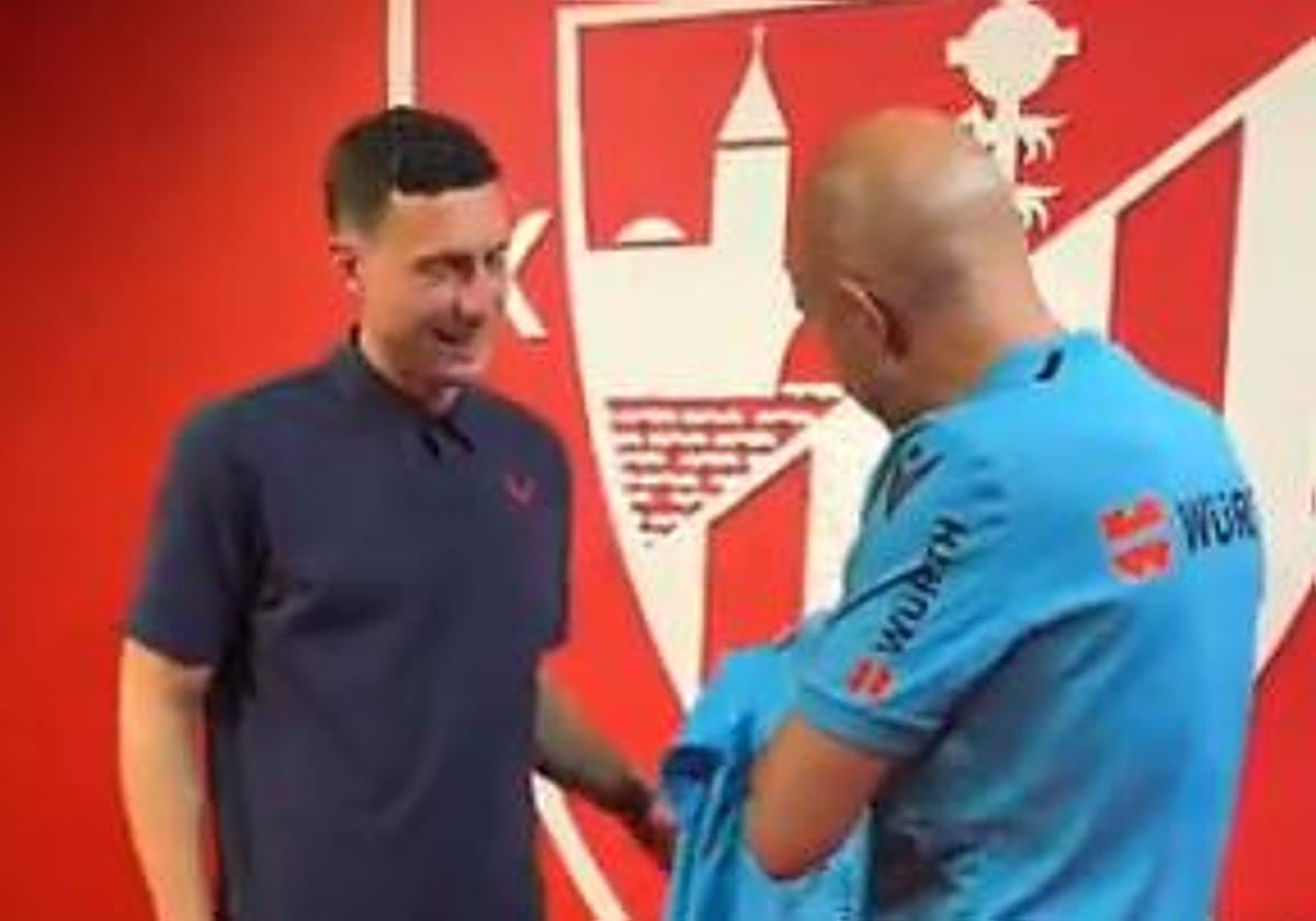 Los árbitros también rinden homenaje a De Marcos