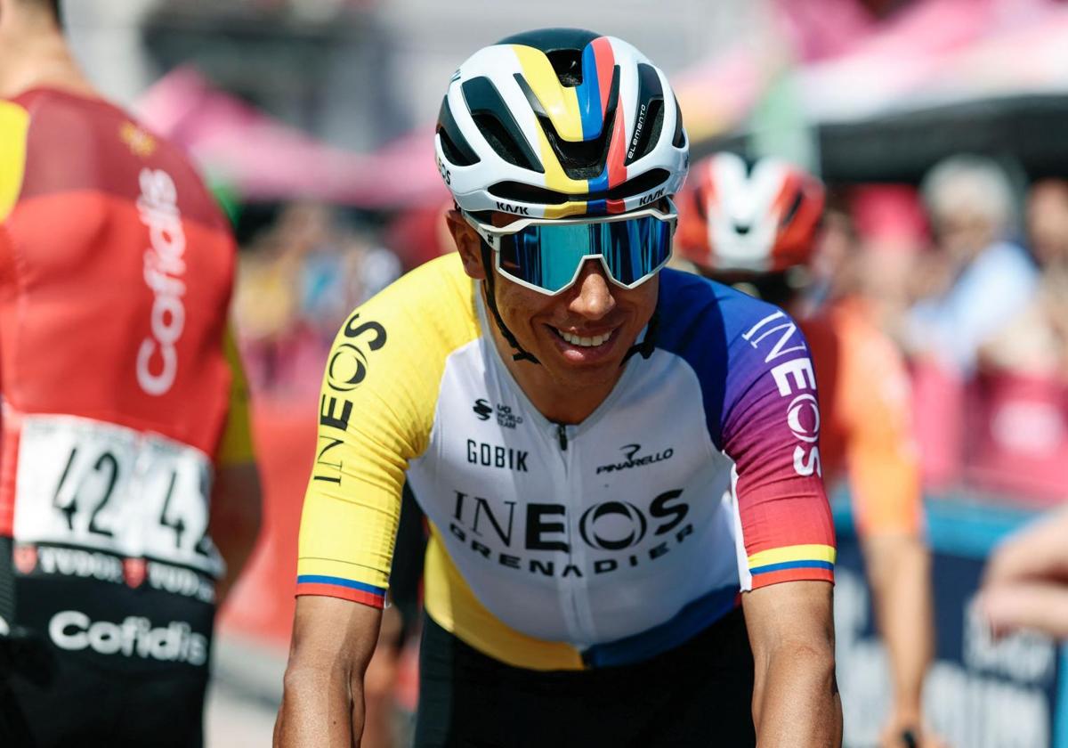 Juan Ayuso agradece a Egan Bernal su gesto antes de un ataque en el Monte Grappa