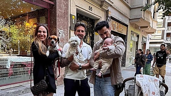 Nerea Garmendia enseña Bilbao a su hijo recién nacido