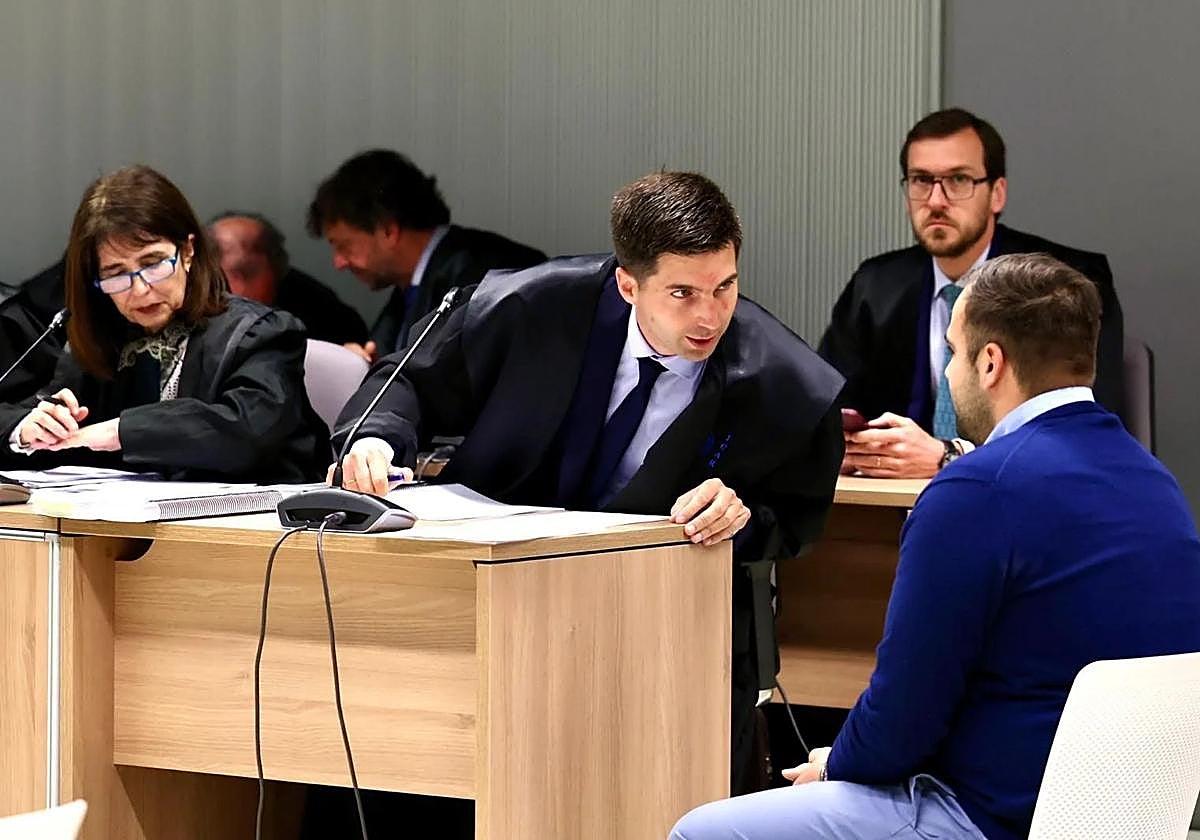 El acusado, este lunes, sentado junto a su abogado en la sala de vistas.