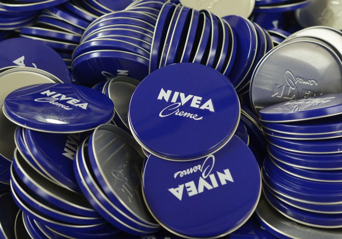 El importante aviso de una farmacéutica sobre la crema Nivea de lata azul