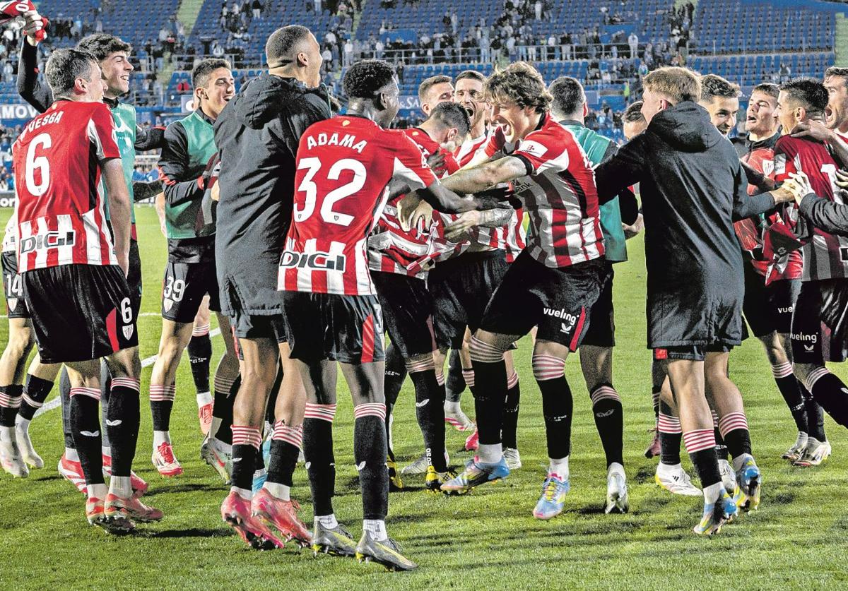 Los jugadores del Athletic celebran en el Coliseum de Getafe su clasificación matemática para la Champions. En Mestalla festejarían tres días después el cuarto puesto.