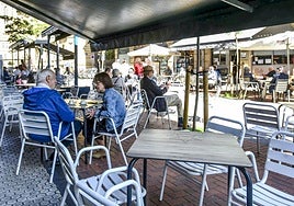 Consumidores en una terraza ajena a esta información.