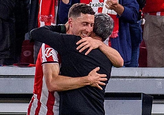Valverde se abraza con De Marcos al acabar el partido.