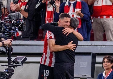 Valverde explica por qué se acercó por primera vez a cantar el 'Txoria txori': «No todos los días se celebra ir a Champions»