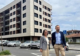 Amaia Aguirre, alcaldesa de Getxo, y el consejero de Vivienda, Denis Itxaso, posan con la nueva promoción de viviendas al fondo.