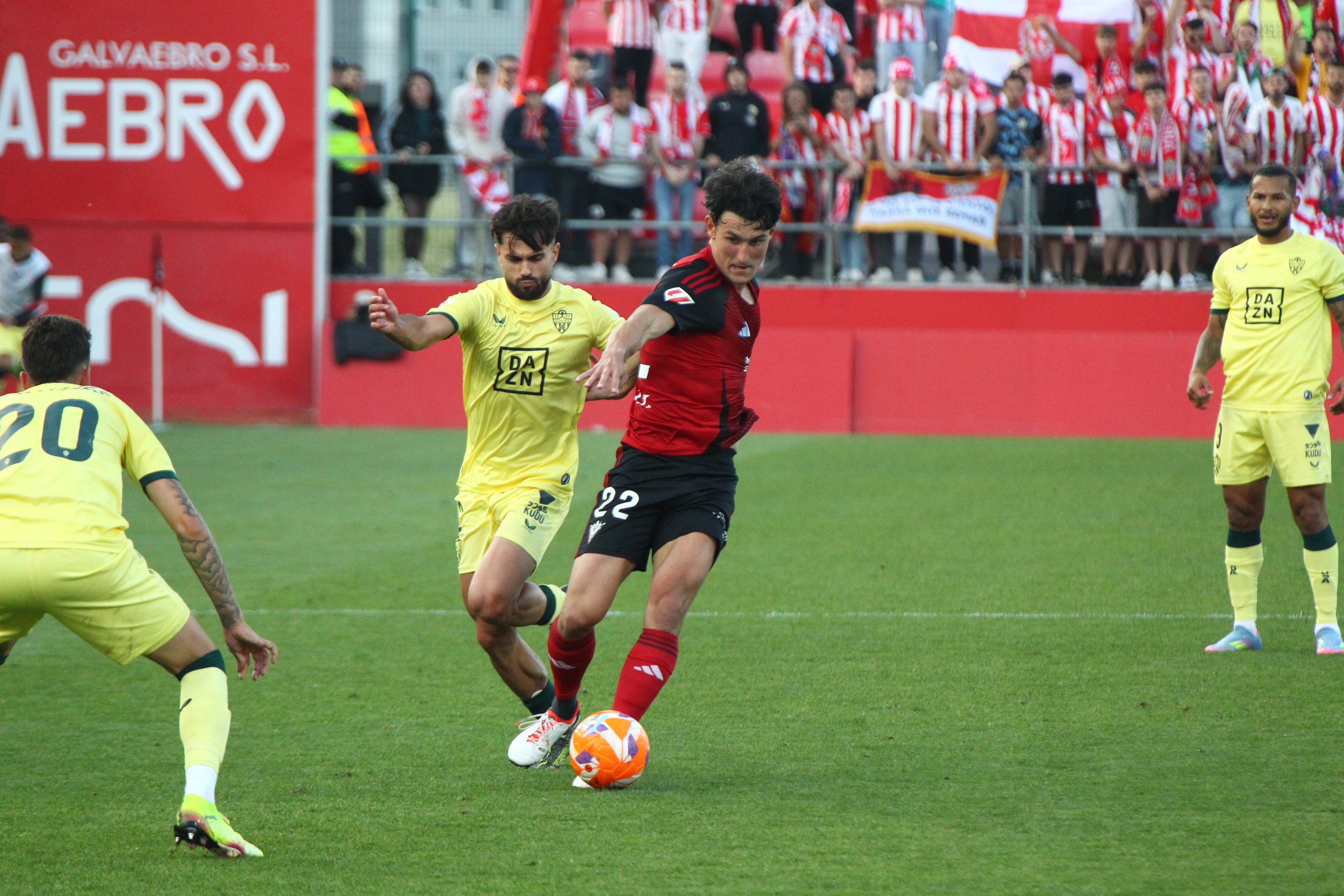 Los rivales no bajan al Mirandés de la pelea por el ascenso directo