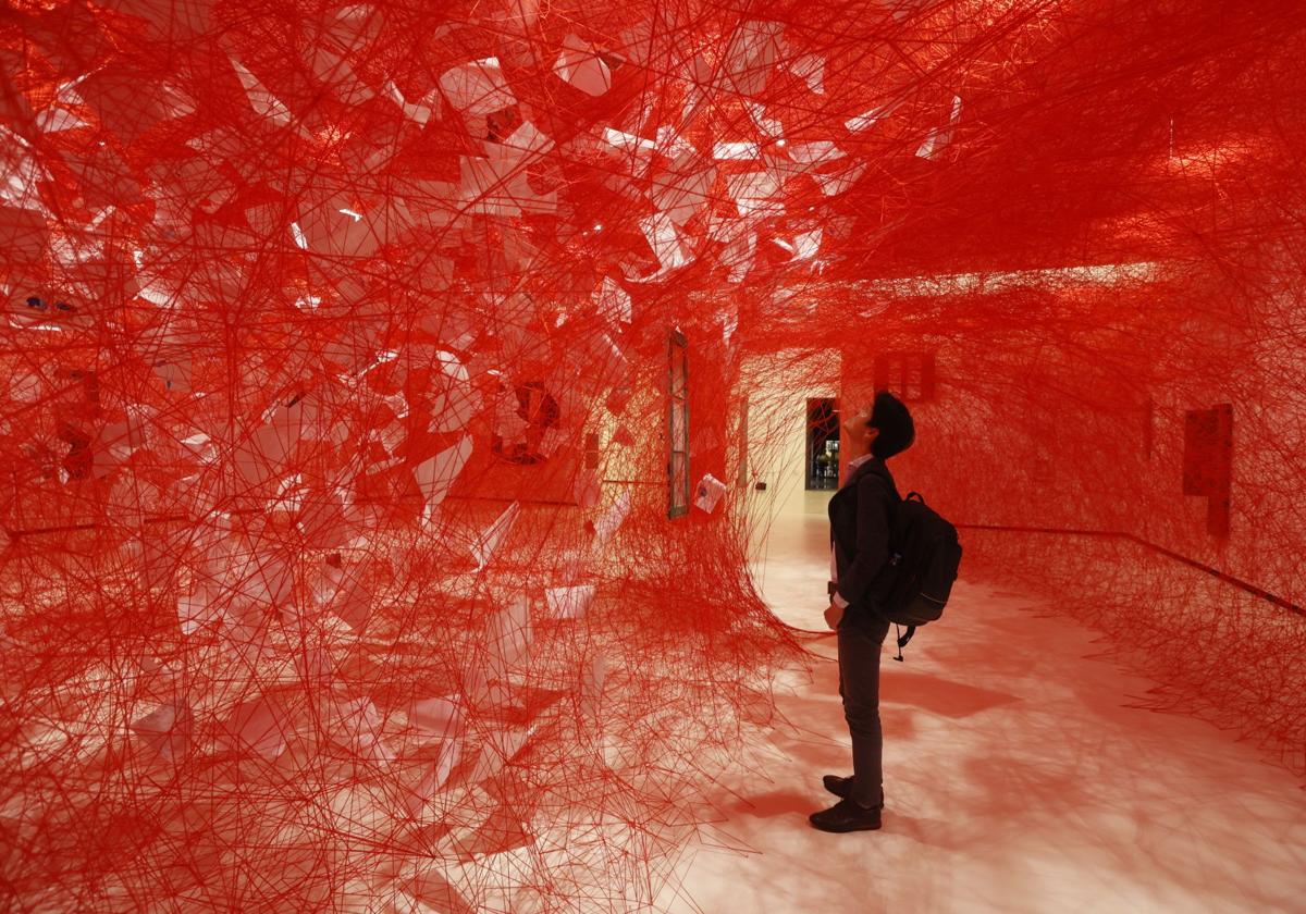 Dentro de la casa de Chiharu Shiota.