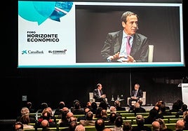 Gonzalo Gortázar, consejero delegado de CaixaBank, junto a el director de EL CORREO, Óscar Villasante.