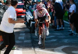 Carapaz, en pleno esfuerzo en la última ascensión del día.
