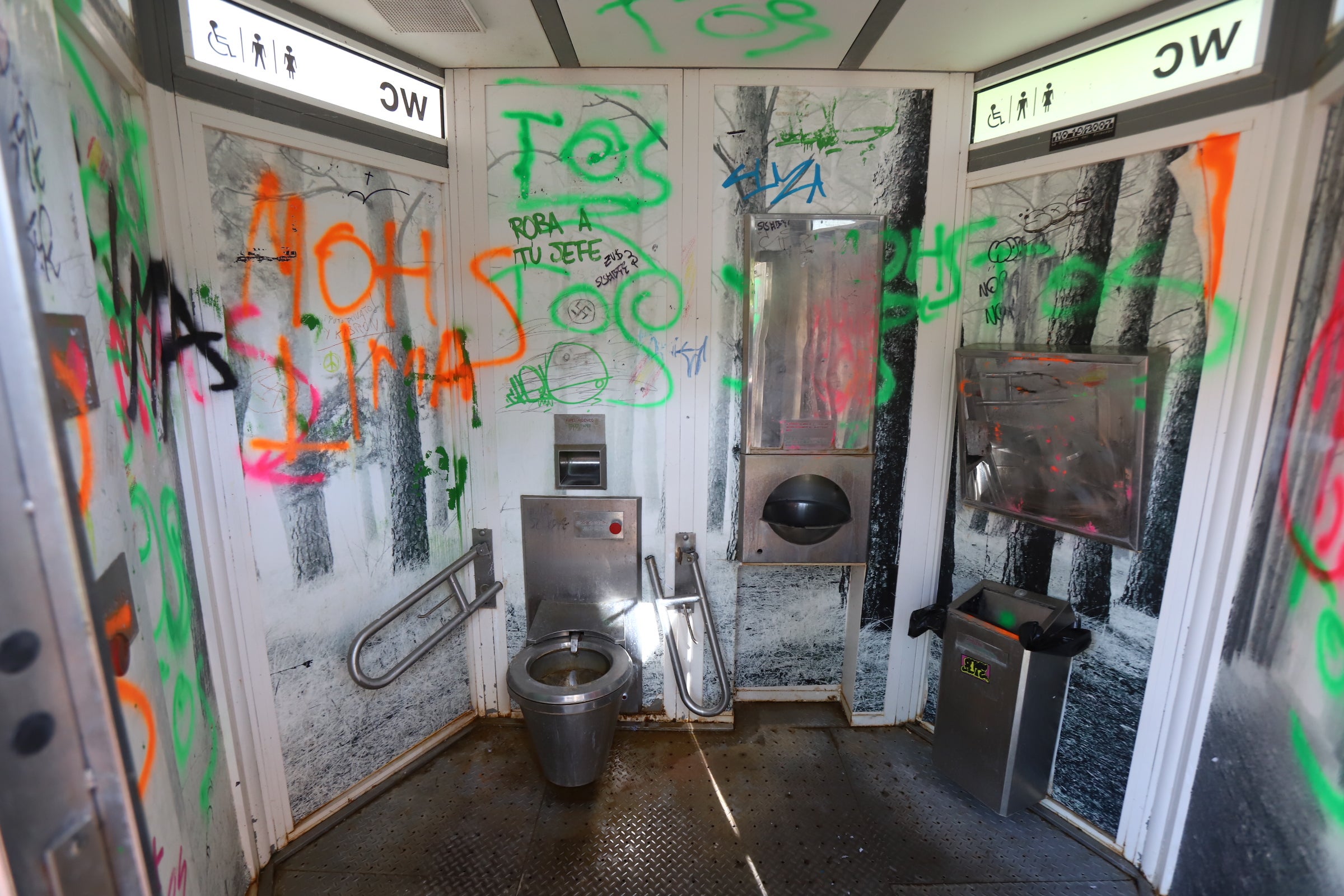 El interior del baño del parque Antonio Machado no invita a su uso.