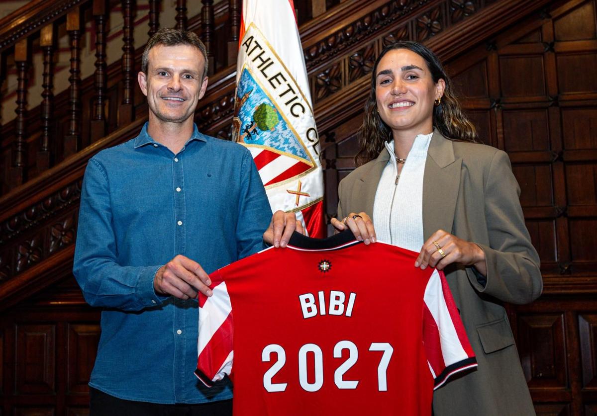 Bibi posa en Ibaigane junto al presidente Jon Uriarte.