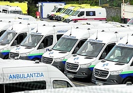 Muchas ambulancias están aparcadas en el barrio de Zorroza.